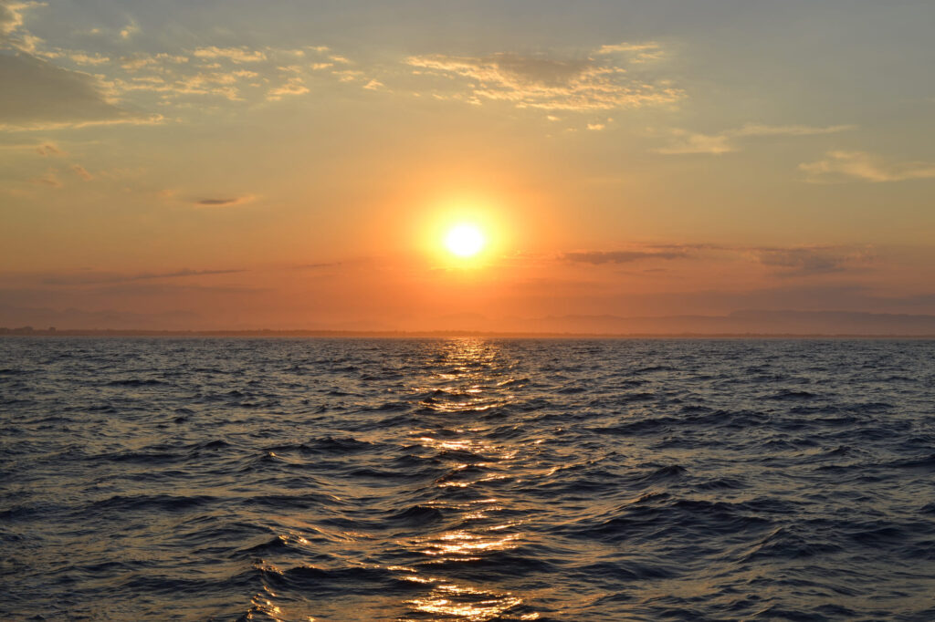 aperitif-convivial-pont-bateau-coucher-soleil-canet