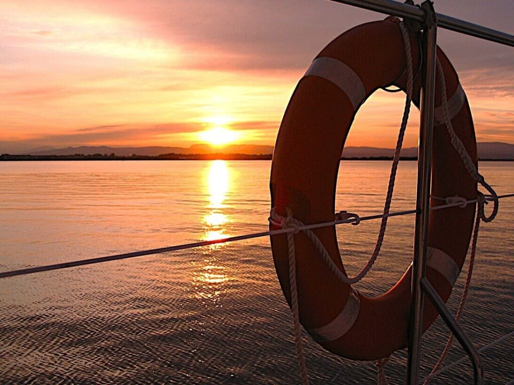 catamaran-voiles-navivoile-navigation-crepuscule-mediterranee
