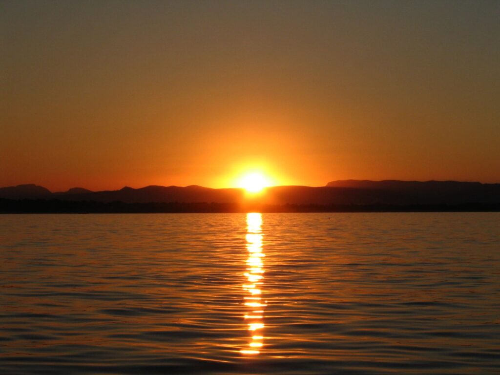 nuages-colores-rouge-orange-ciel-mer-mediterranee