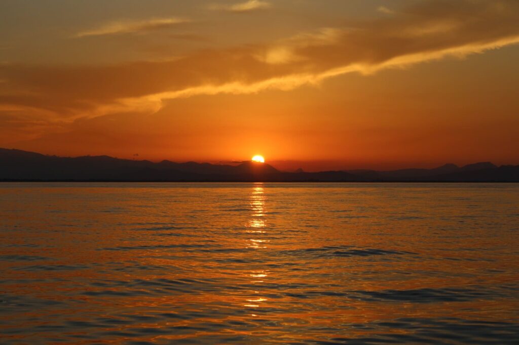 panorama-cote-vermeille-soleil-couchant-catamaran-navivoile