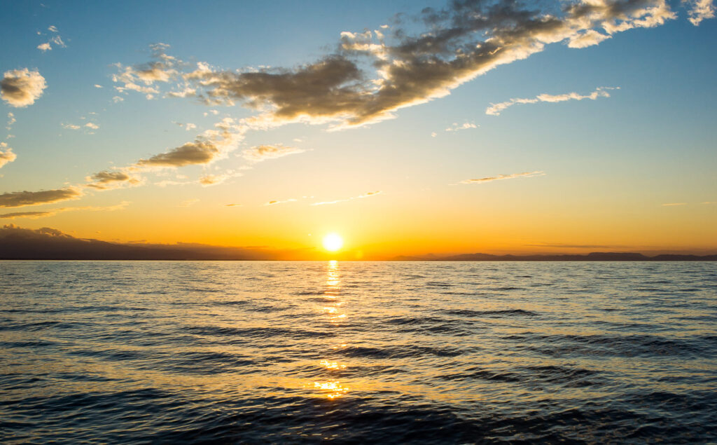 vue-montagnes-alberes-soleil-couchant-mer-mediterranee