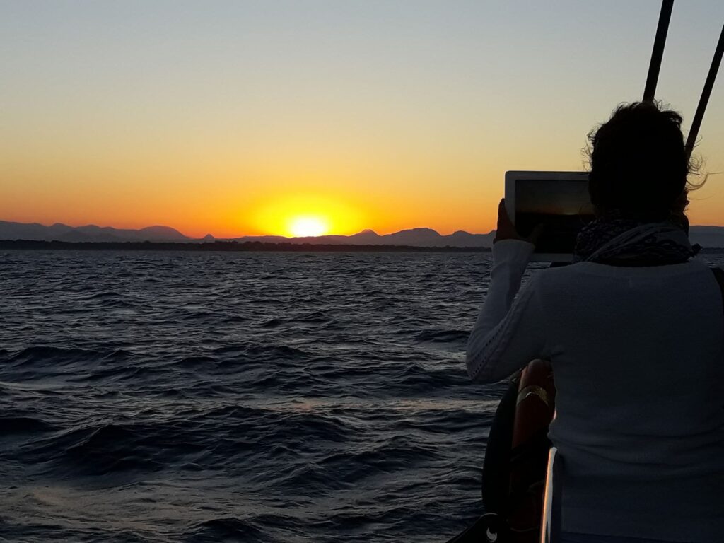 catamaran-navivoile-sous-un-ciel-de-feu-soleil-couchant