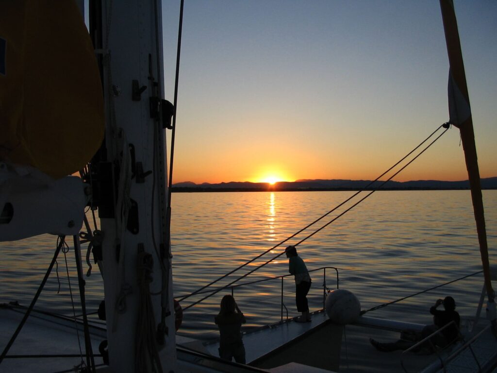 verre-aperitif-bar-catamaran-ambiance-croisiere-soir