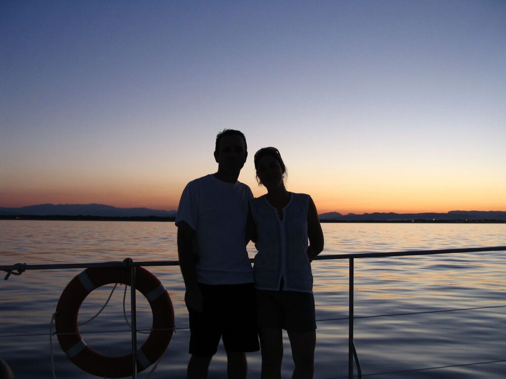 groupe-amoureux-ou-amis-detente-cocktail-pont-catamaran-navivoile