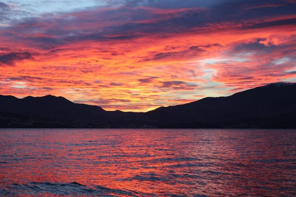 vue-mont-canigou-pyrenees-depuis-mer-catamaran-navivoile