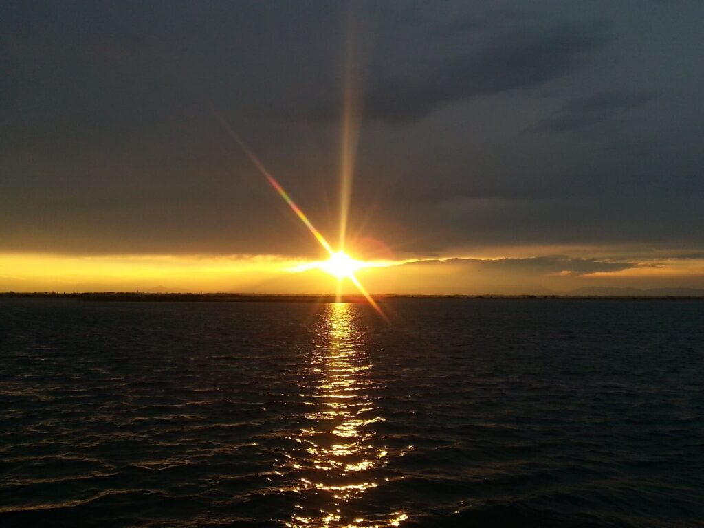 avec-ou-sans-nuage-coucher-de-soleil-magnifique-a-bord-du-navivoile-port-la-nouvelle