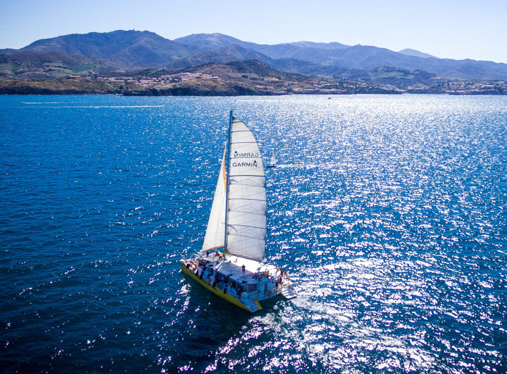 Le catamaran Navivoile naviguant toutes voiles déployées sous une légère brise de mer lors du retour vers la Sortie bateau Port-vendres après l'escale à Paulilles