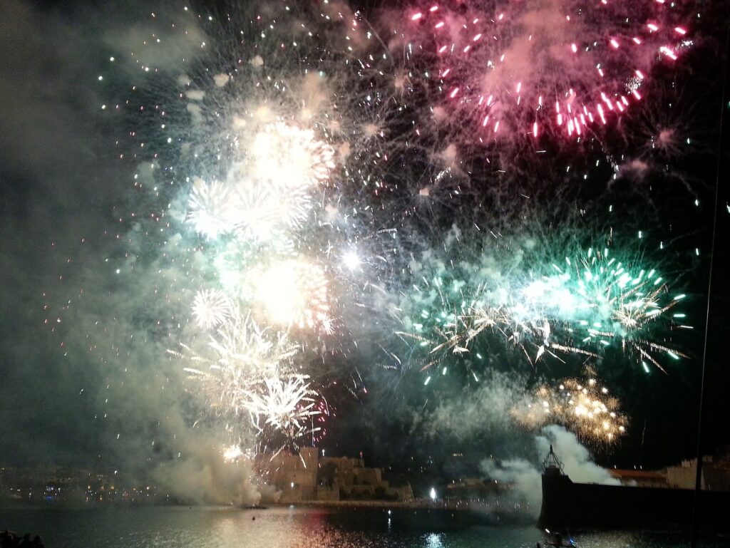 Passagers partageant un moment de complicité sur le pont supérieur face au Feu d’artifice Collioure du 16 août