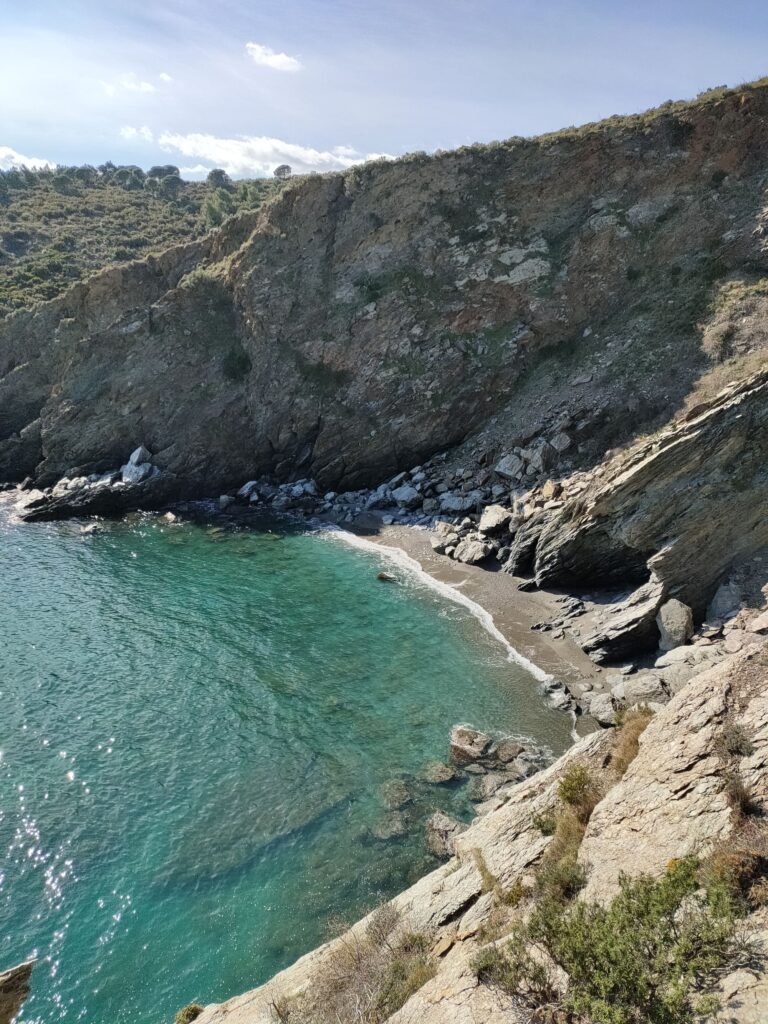 Vue panoramique de l'Anse Sainte-Catherine près du phare du Cap Béar, escale de rêve pour une sortie bateau à la journée à Canet avec grillades au large de Paulilles
