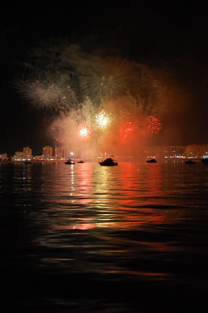 Le Navivoile illuminé par les reflets des feux d’artifice Canet en Roussillon scintillant au-dessus des eaux de la Méditerranée