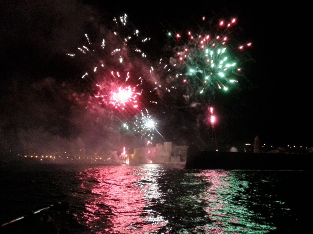Arrivée du catamaran Navivoile dans la baie pour le placement stratégique avant le Feu d’artifice Collioure du 16 août
