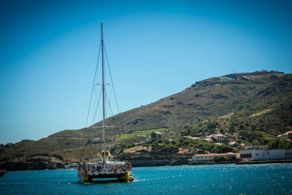 Le catamaran Navivoile franchissant les passes et entrant dans les eaux calmes du port de Port-Vendres pour une escale maritime
