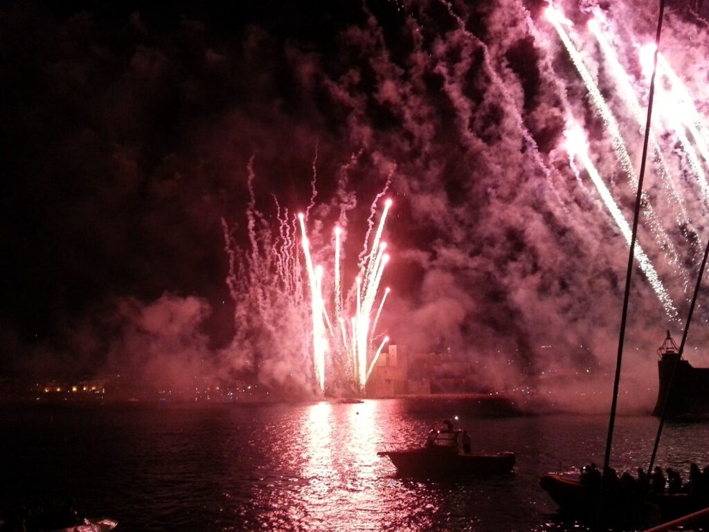 Les fortifications millénaires du Château Royal révélées par les lumières du Feu d’artifice Collioure du 16 août