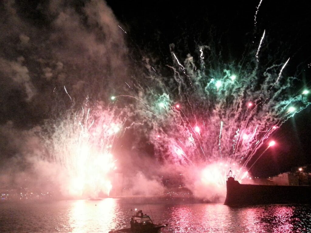 Clocher de Notre-Dame-des-Anges éclairé par les premières fusées dorées du Feu d’artifice Collioure du 16 août