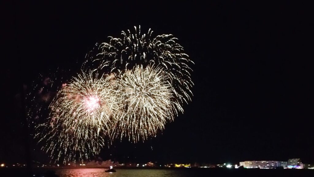 Groupe de passagers sur le pont supérieur admirant le Feu d’artifice Port Saint-Cyprien 15 août dans une atmosphère détendue