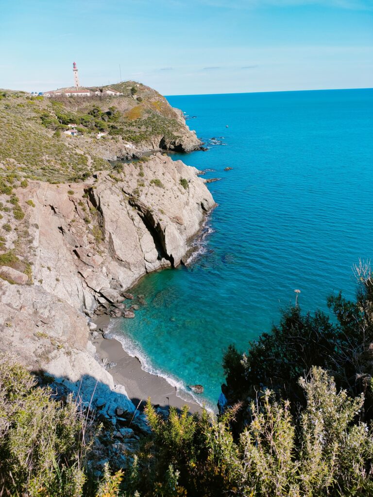 Second plan de l'Anse Sainte-Catherine au Cap Béar, un havre de paix pour les grillades et la détente aquatique durant une sortie bateau à la journée à Canet