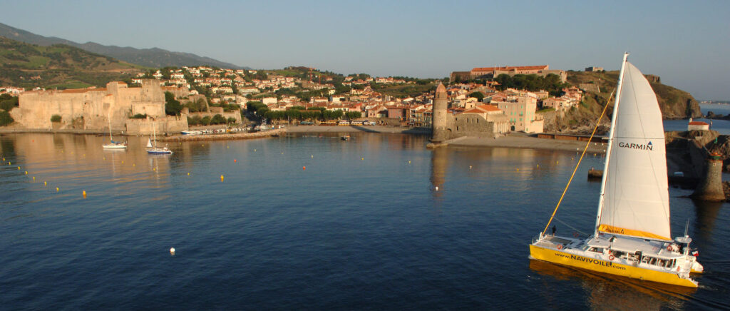 Sortie en mer à Canet-en-Roussillon : le Navivoile s'approche des monuments historiques de Collioure à l'aube
