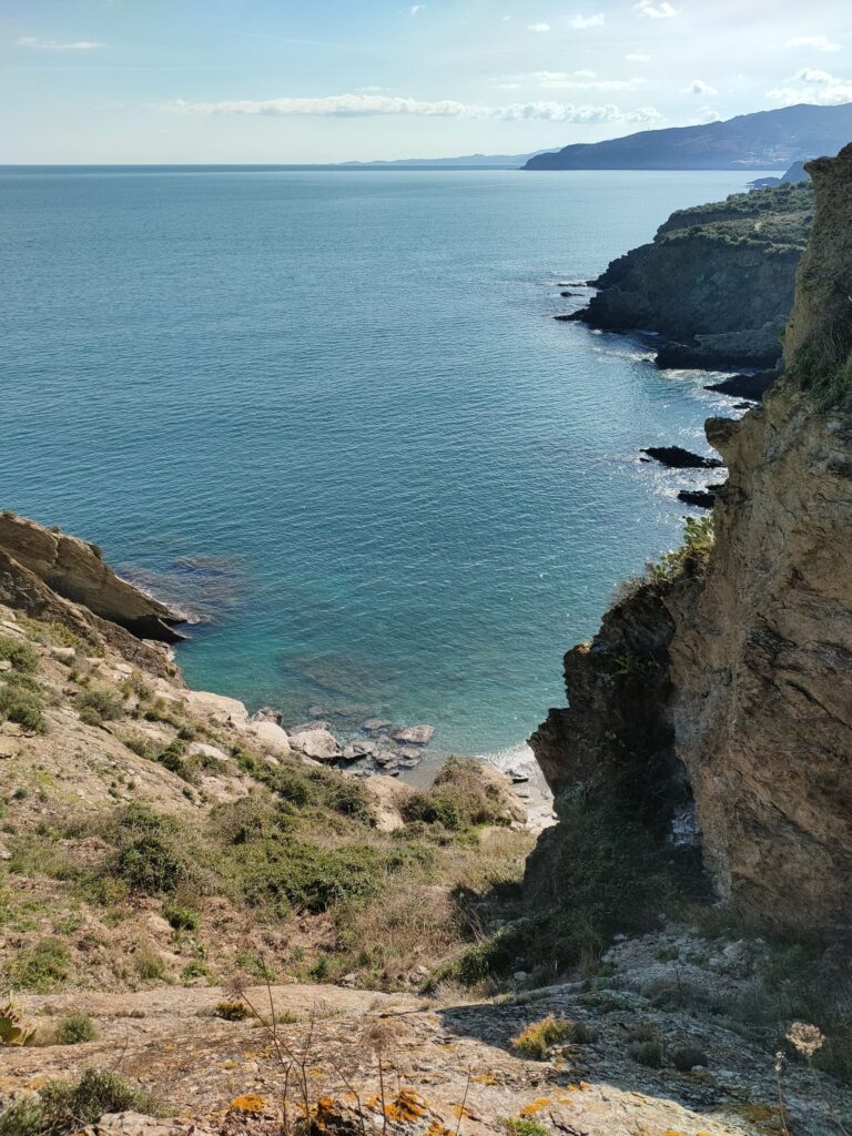 Vue depuis une petite anse de la baie de Paulilles vers les caps Cerbère et Creus en Espagne, escale détente pour une sortie bateau à la journée à Canet avec barbecue et baignade