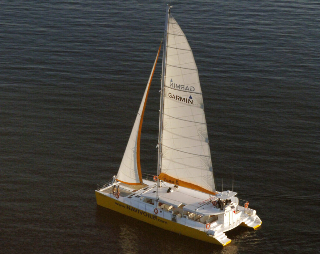 Vue du catamaran Navivoile naviguant sous voiles par mer belle lors d'une Promenade en mer à Port-Vendres. Le navire se situe à un mille du Cap Béar, face à la baie de Paulilles