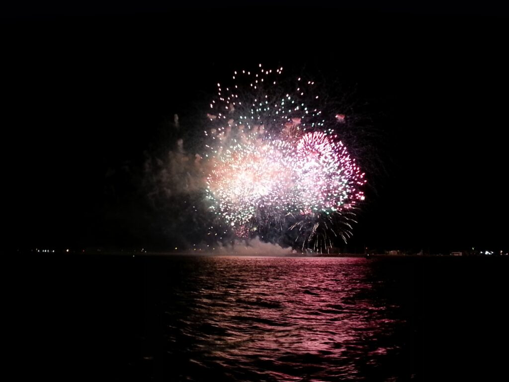 Le catamaran Navivoile rentrant au port de Canet-en-Roussillon après le feu d’artifice Sainte-Marie-la-Mer