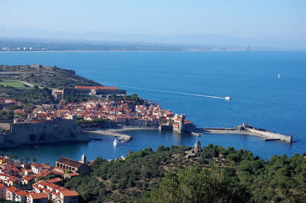 Panorama depuis les hauteurs sur la baie de Collioure s'étendant vers les plages d'Argelès-sur-Mer, Saint-Cyprien et Canet-en-Roussillon