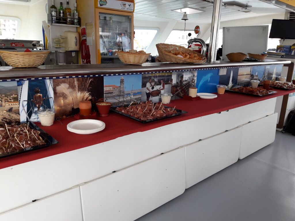 Présentation d'un apéritif dînatoire catalan à bord du NAVIVOILE lors d'une sortie incentive de 2 heures sous voiles au départ de Canet-en-Roussillon