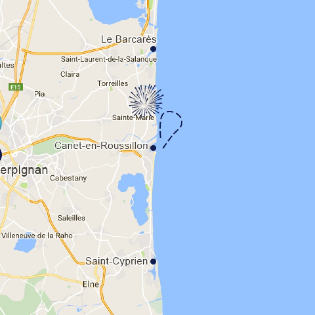 croisière feu d'artifice du 14 juillet tiré sur la plage de Sainte-Marie-la-Mer et observé depuis le Navivoile en mer