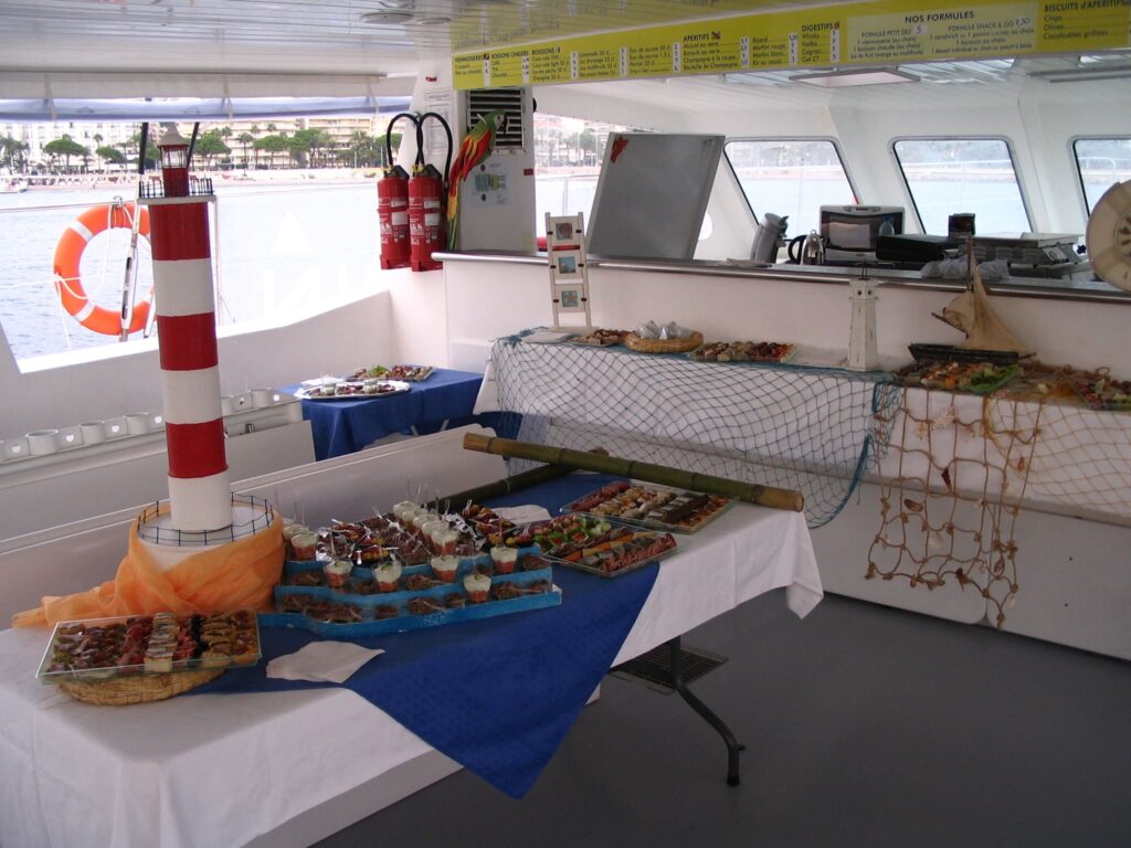 Préparation d'un buffet déjeunatoire haut de gamme pour la société Garmin et ses clients lors d'un séminaire en catamaran privatif dans la baie de Cannes