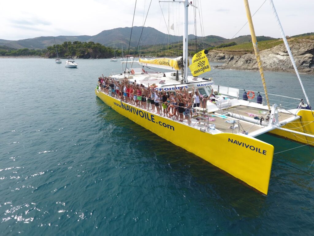 Un groupe industriel en séminaire à bord du catamaran Navivoile dans la Baie de Paulilles. Accueil de tourisme d'affaires sur le plus grand catamaran à voile à Canet-en-Roussillon et Port-Vendres