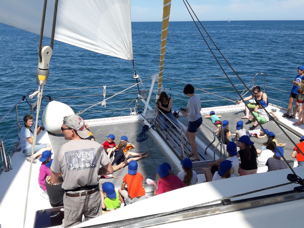 Élèves d'une classe de mer des Vosges en navigation sous voiles devant l'embouchure du fleuve la Têt à Canet-en-Roussillon en mai