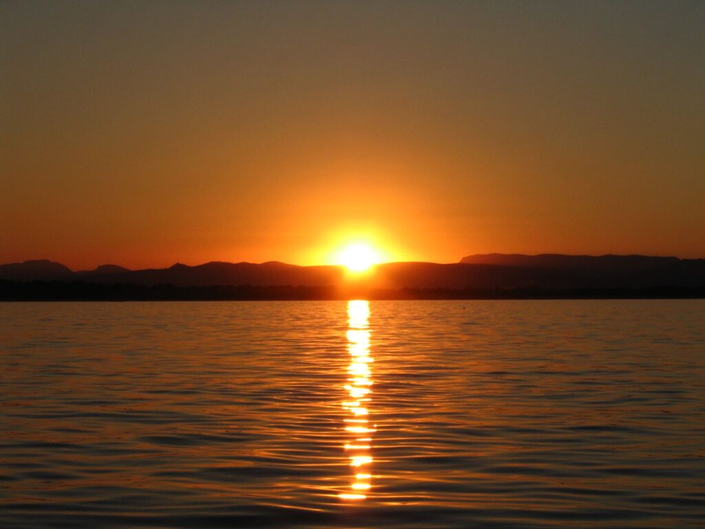 Coucher de soleil spectaculaire lors d'une activité pour groupe à bord du NAVIVOILE, en navigation au large de Sainte-Marie-la-Mer