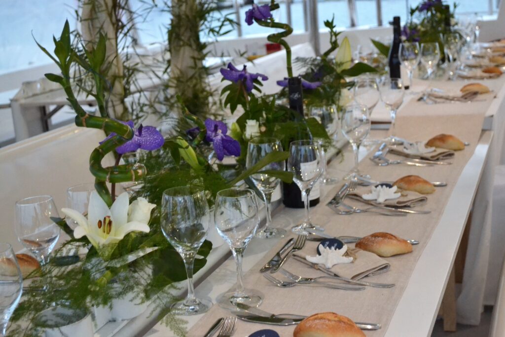 Mise en scène et décoration de table dans la nacelle du NAVIVOILE à Canet-en-Roussillon avant arrivée de l'entreprise