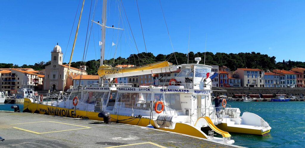 Le NAVIVOILE amarré au quai de Port-Vendres, prêt pour l'embarquement d'un groupe après leur circuit en Petit Train Touristique