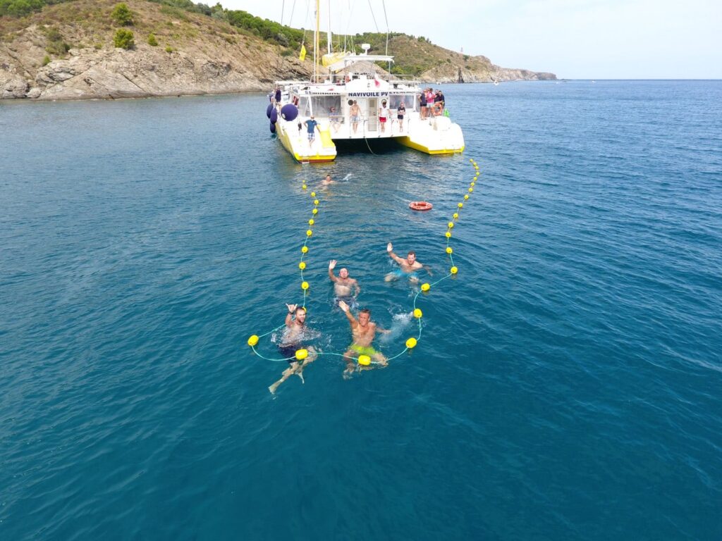 Prise de vue par drone d'un groupe de collaborateurs profitant d'une baignade autour du NAVIVOILE face à la plage Bernardi