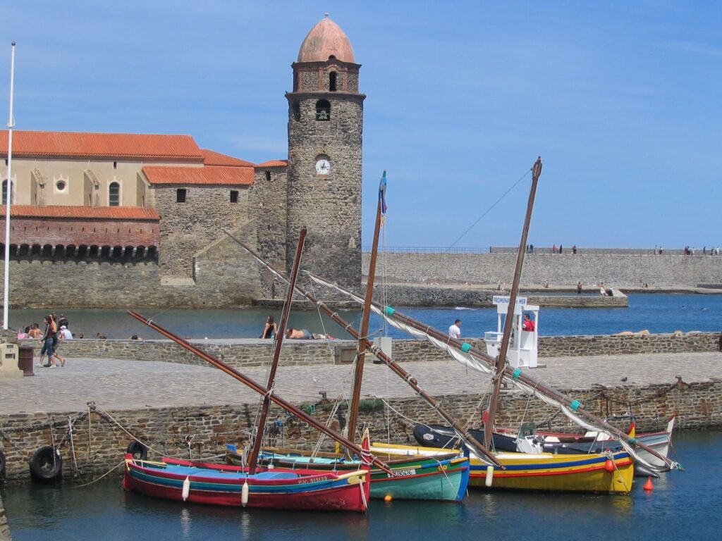 Vue emblématique du petit port de Collioure et du clocher de l'église Notre-Dame-des-Anges, escale incontournable pour les circuits touristiques en groupe avec le catamaran NAVIVOILE