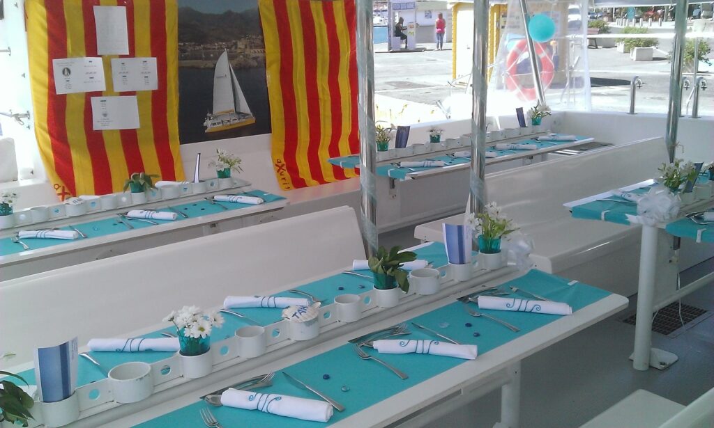 Mise en place et décoration des tables pour un mariage à bord du NAVIVOILE au port de Saint-Cyprien : une activité pour groupe prestigieuse
