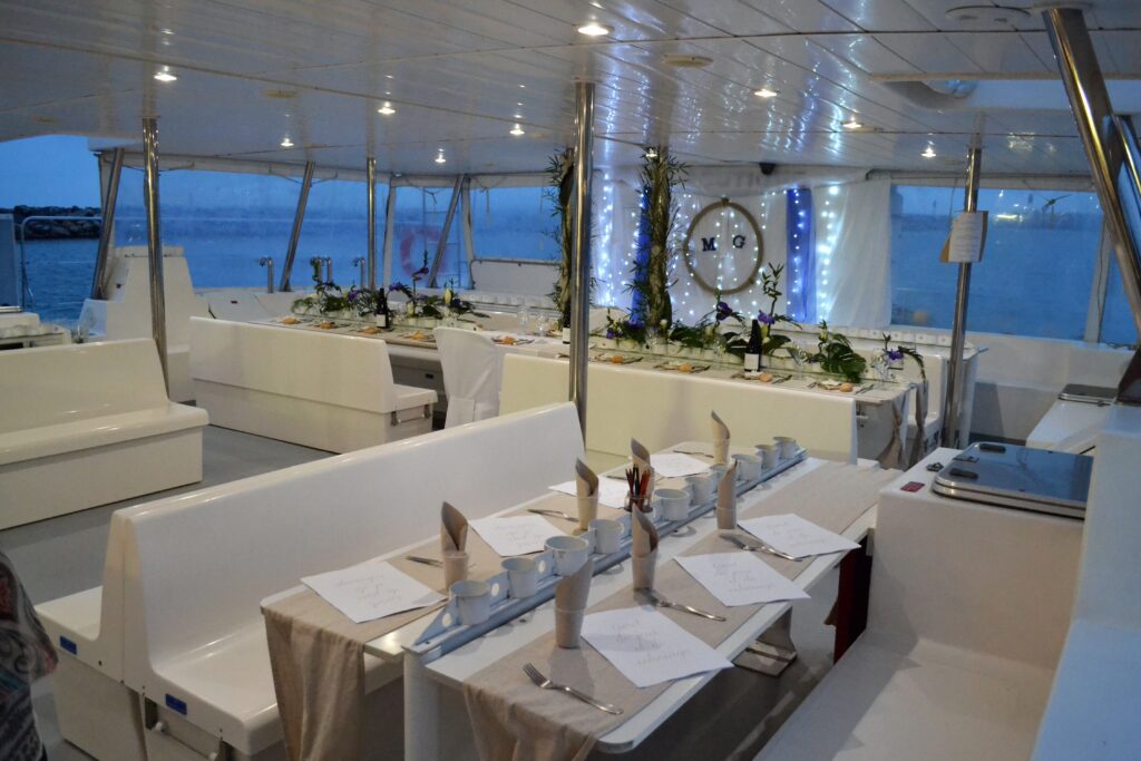 Mise en place minutieuse des tables et du buffet avant l'accueil d'une activité pour groupe au port de Canet-en-Roussillon sur le NAVIVOILE