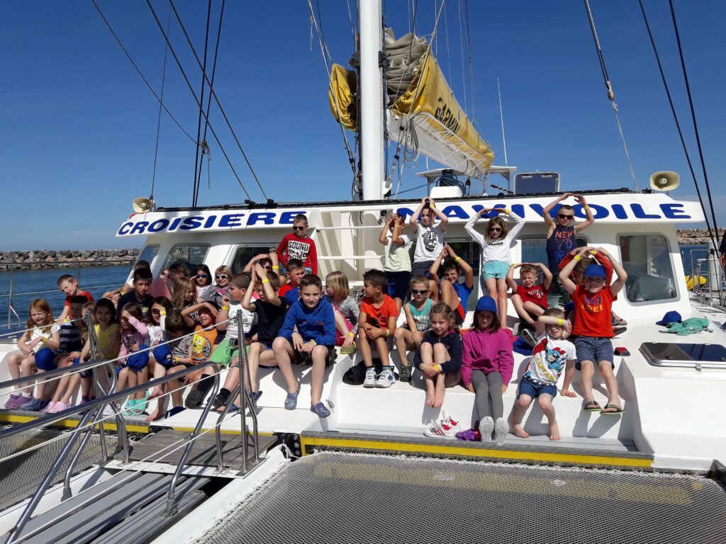 Groupe d'élèves en fin de séance pédagogique de 2 heures sur le catamaran Navivoile au port de Canet