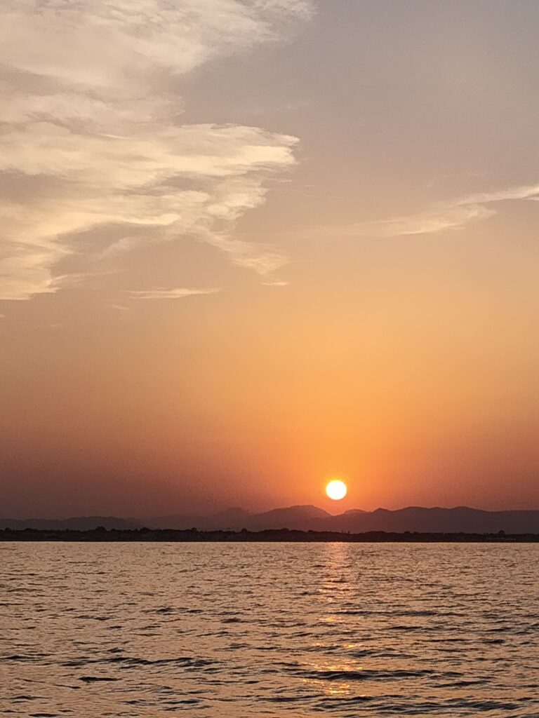 Apéritif dînatoire sous un ciel flamboyant sur le massif des Corbières lors d'une navigation Sunset au large de Sainte-Marie-la-Mer