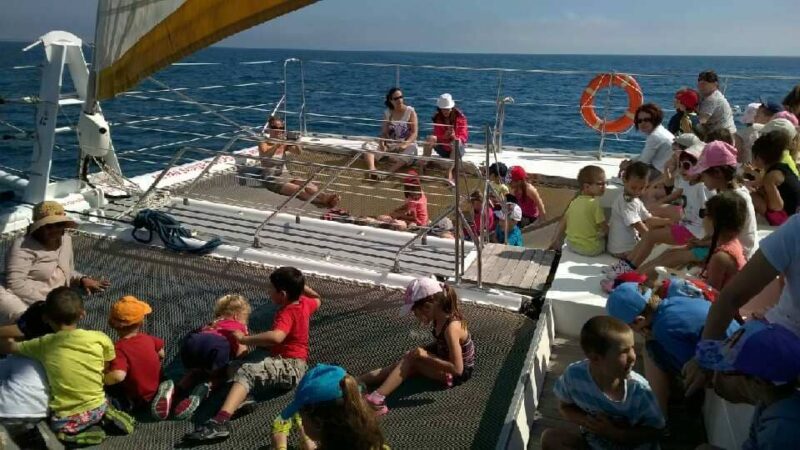 Deux classes de CE1 et CE2 avec leurs accompagnants AESH et ATSEM installées dans les filets du Navivoile au large de Sainte-Marie-la-Mer