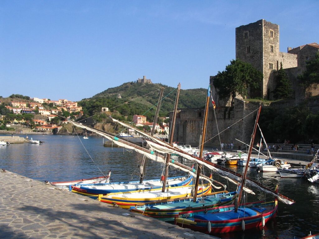 Escale de charme lors d'un voyage groupe organisé en catamaran : les barques catalanes au pied du Château Royal de Collioure avec le NAVIVOILE